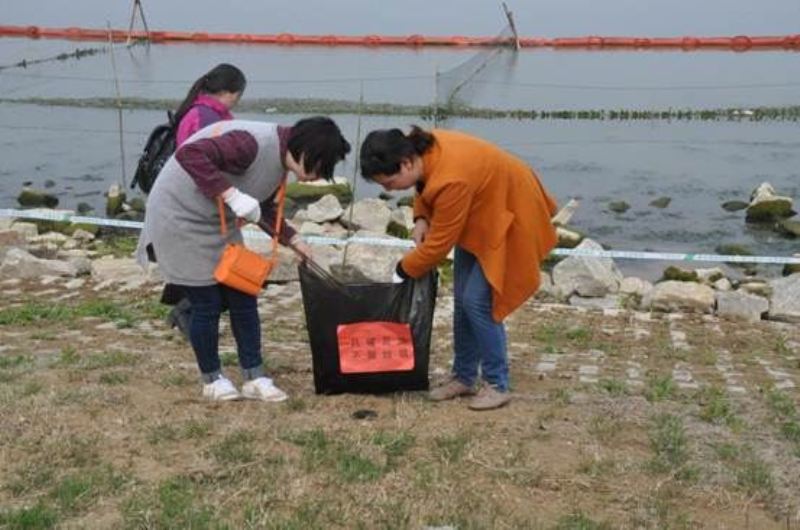 说明: 4月8日，外科支部白马湖捡垃圾倡环保活动 (4)